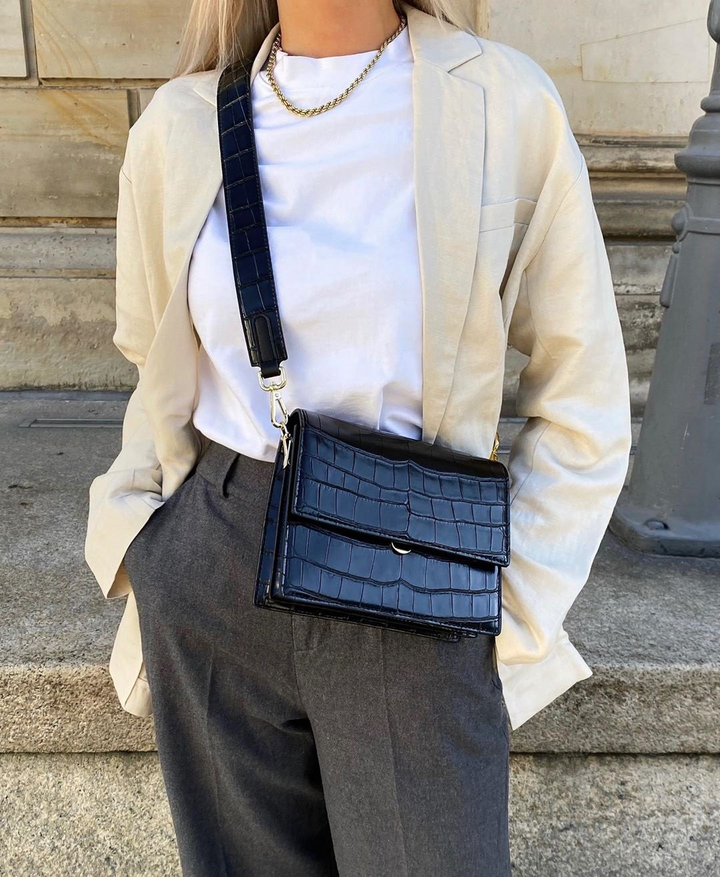 Modna torebka damska crossbody, idealna do stylizacji na co dzień i wieczorowych. Wygodna na ramię.
