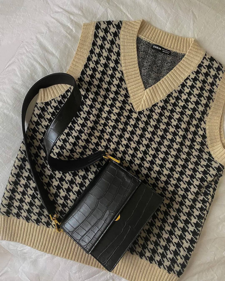 Pojemna torebka damska crossbody z klapką i zamkiem. Elegancka torebka na ramię, klasyczne akcesorium.