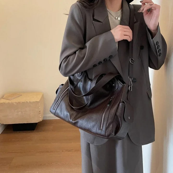 Widok z boku eleganckiej torebki damskiej na ramię. Klasyczny fason, minimalistyczny styl z ekoskóry.