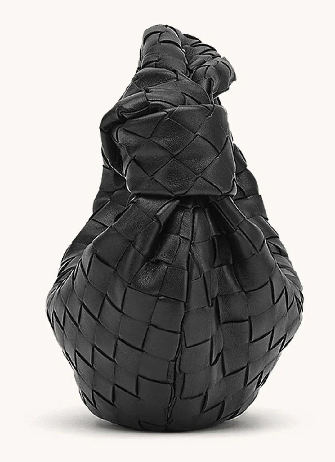 Kobieta z elegancką torebką damską na ramieniu, prezentująca modny styl. Podręczna.