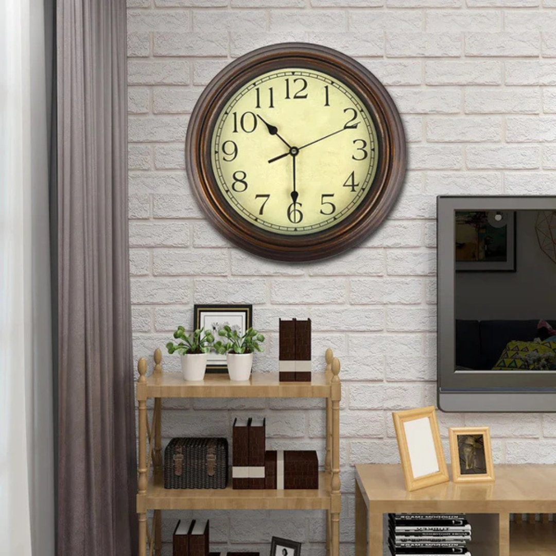 Elegancki, bezgłośny zegar ścienny drewniany do salonu, klasyczny design. Idealna dekoracja ścienna.