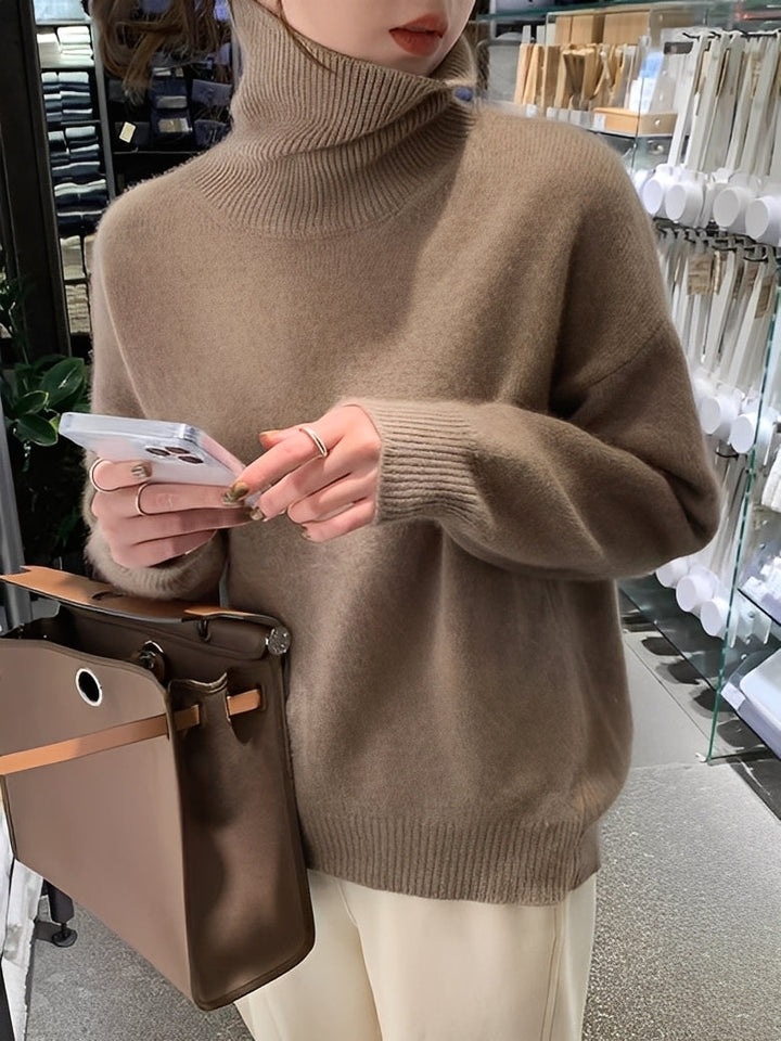 Ciepły golf damski, doskonały na mroźne dni. Komfortowy sweter zimowy damski w eleganckim i modnym stylu.