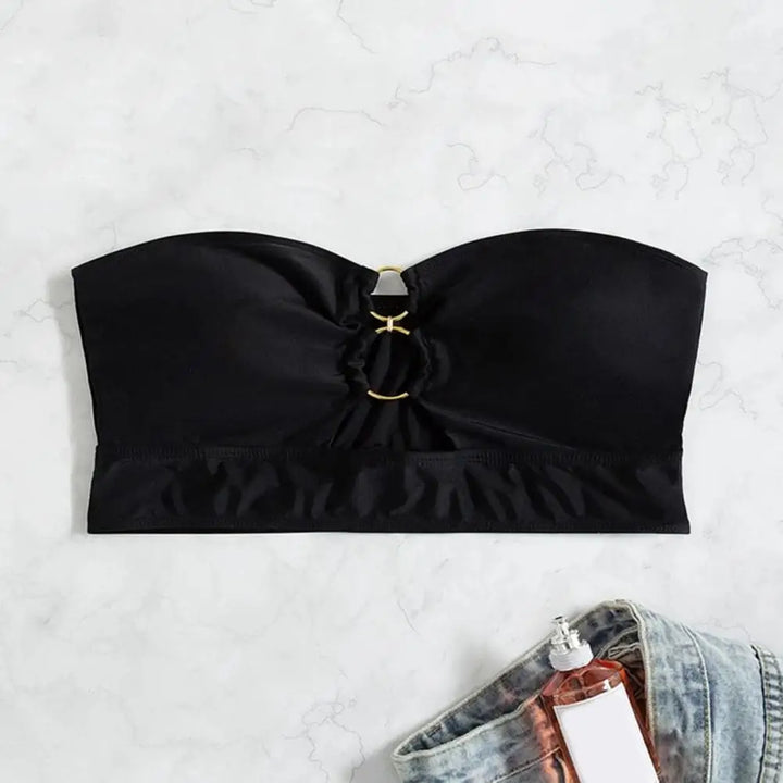 Damski top kąpielowy bandeau, czarny ze złotymi zdobieniami, modny strój kąpielowy na lato.