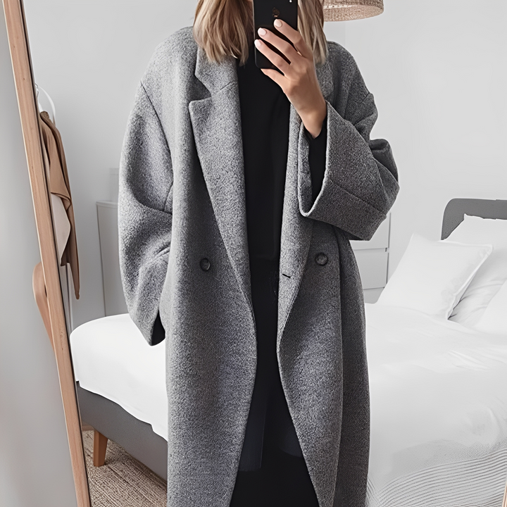 Elegancki długi płaszcz damski Eleanor, idealny na zimę i specjalne okazje. Modny krój dodaje szyku.