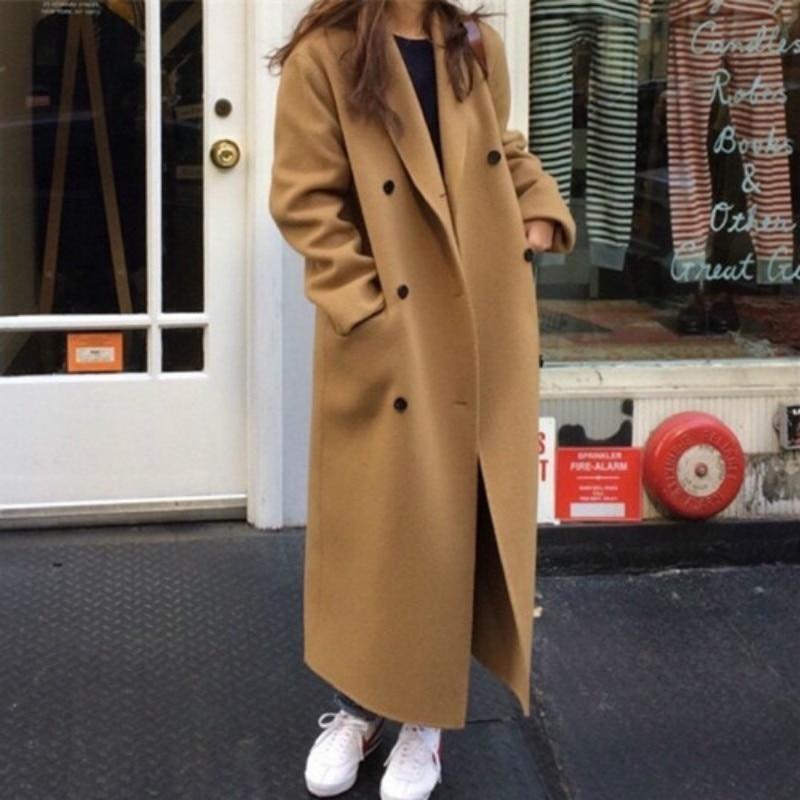 Długi płaszcz damski na jesień/zimę. Klasyczny, prosty krój dla eleganckich stylizacji. Modna odzież wierzchnia.
