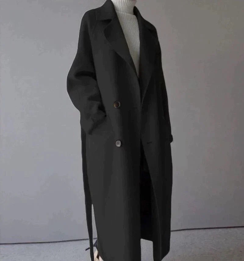Klasyczny wiosenny płaszcz damski przejściowy, długi, z eleganckim paskiem, na modne stylizacje.