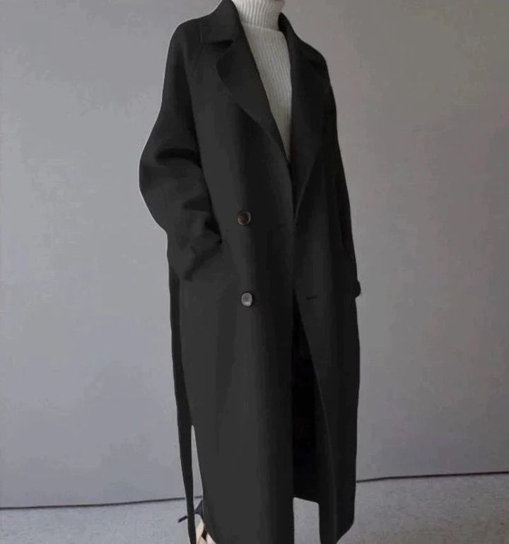 Klasyczny wiosenny płaszcz damski przejściowy, długi, z eleganckim paskiem, na modne stylizacje.