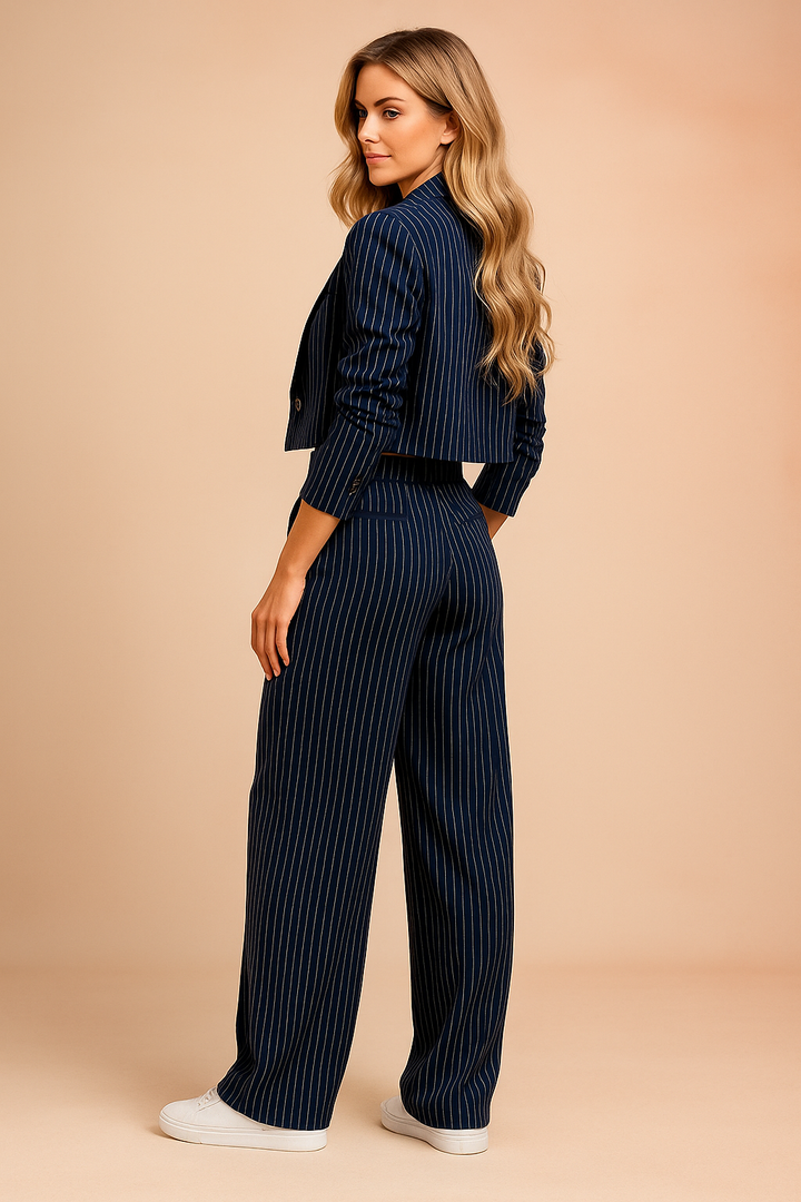 Komplet damski Tulum: stylowa marynarka z kołnierzem i luźne spodnie w paski. Casual elegancja moda damska.