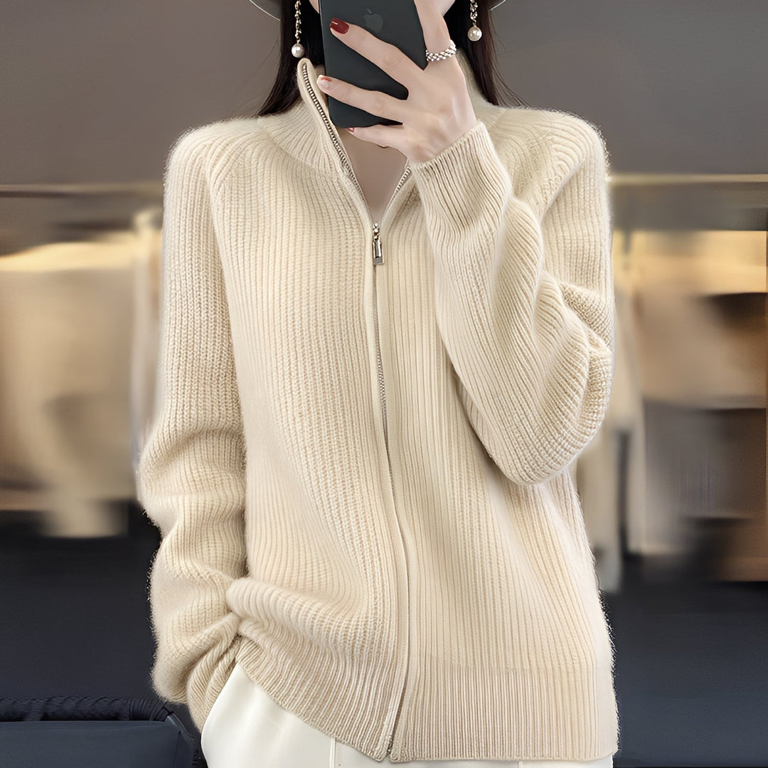 Damski kardigan z zamkiem w stylowej stylizacji. Elegancki sweter casual na wiosnę i jesień, dodający szyku.