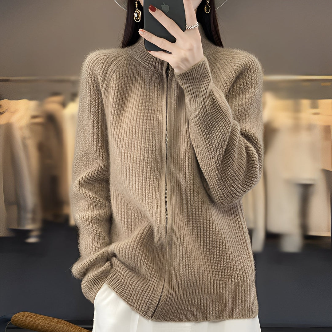 Damski sweter kardigan z zamkiem. Elegancki, dopasowany fason odzieży damskiej. Modny i komfortowy na co dzień.
