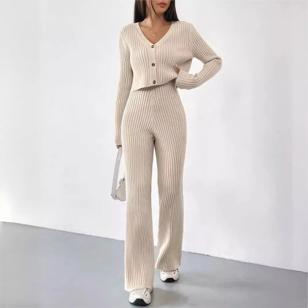 Elegancki damski komplet: dzianinowy crop top i spodnie wide leg. Idealny na co dzień i specjalne okazje.