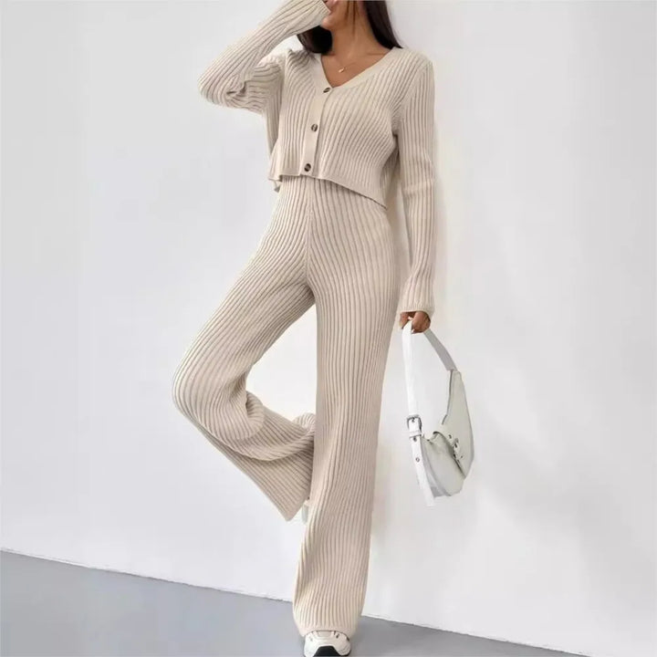 Komfortowy beżowy komplet damski: dzianinowy crop top i modne spodnie wide leg. Stylowa odzież damska.