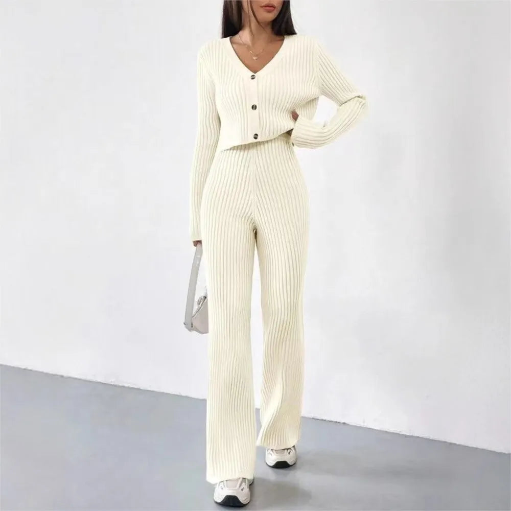 Różowy dzianinowy komplet damski: crop top i spodnie wide leg. Elegancki zestaw do stylizacji codziennych.
