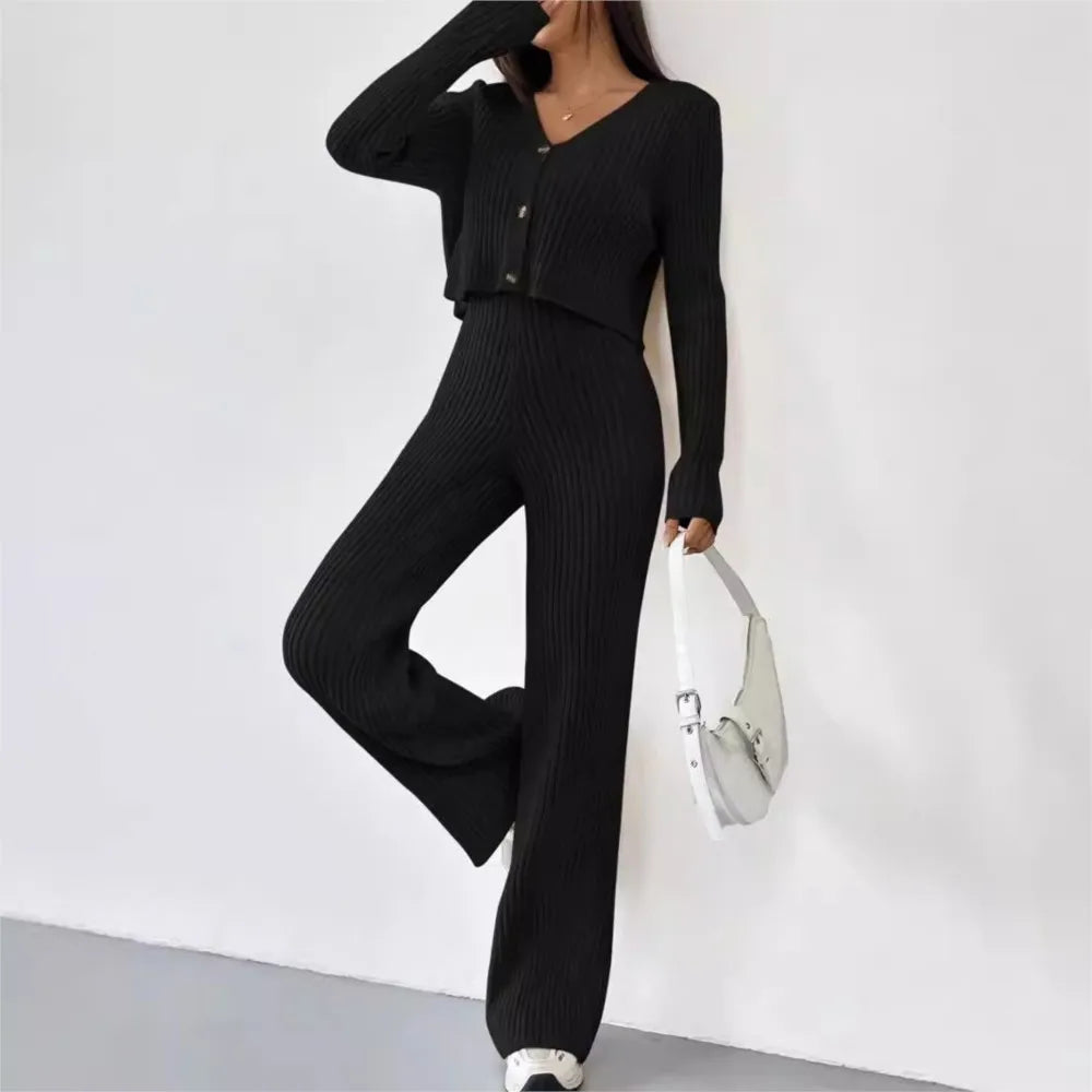 Modny komplet damski: dzianinowy crop top i spodnie wide leg. Dostępny w bieli, czerni, beżu i różu.