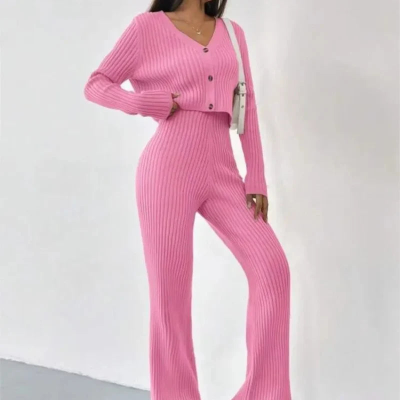 Dzianinowy komplet damski: elegancki crop top i szerokie spodnie wide leg. Idealny komfortowy zestaw.