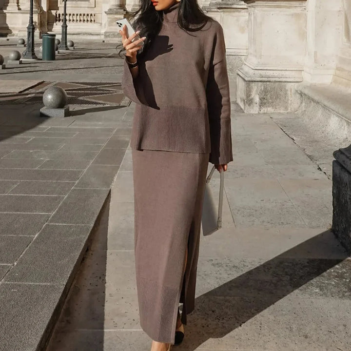Modelka w casualowym komplecie dzianinowym: golf oversize i spódnica midi. Wygodny styl na co dzień, jesień/zima.