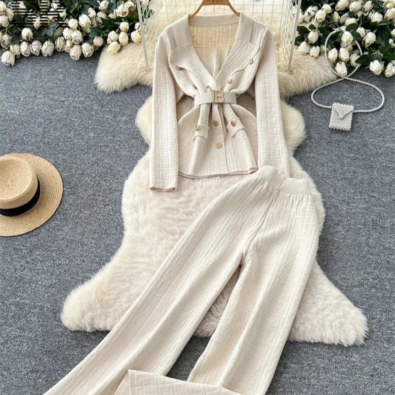 Damski komplet z dzianiny: luźny sweter i spodnie wide leg. Stylowy, elegancki zestaw dla kobiety ceniącej komfort.