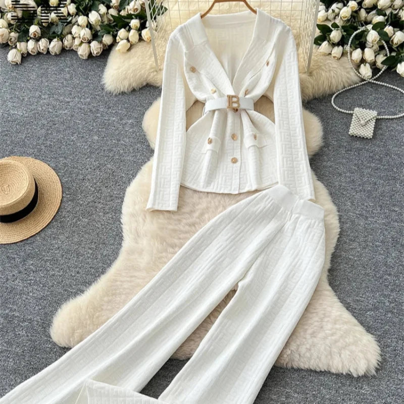 Damski elegancki komplet dzianinowy na modelce. Sweter i spodnie wide leg w jednolitym kolorze. Modny wybór.