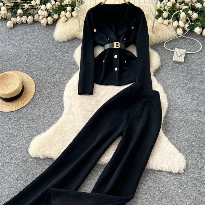 Damskie spodnie wide leg i sweter z miękkiej dzianiny. Elegancki, komfortowy komplet idealny na jesień i zimę.