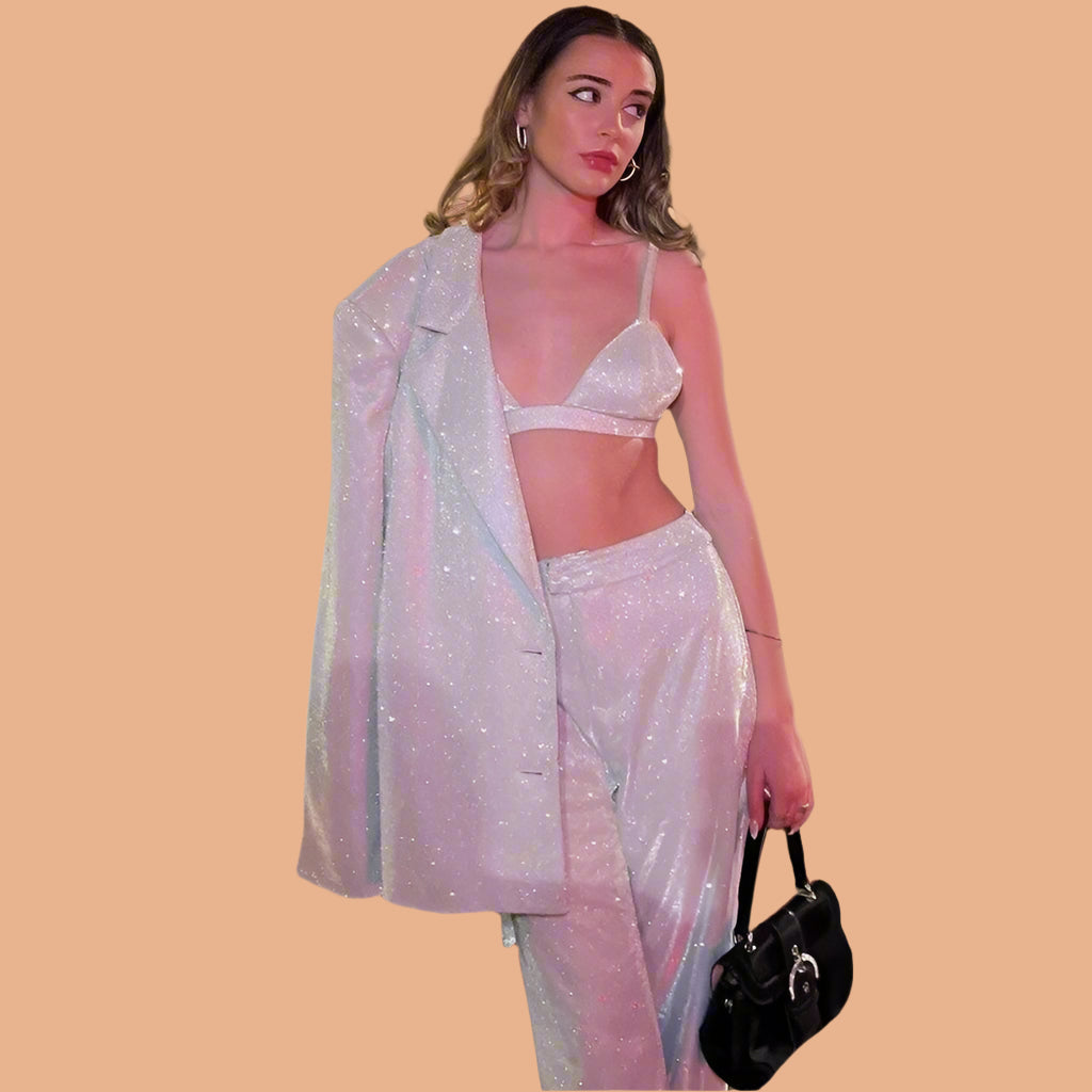 Damski zestaw wieczorowy: elegancka marynarka i srebrny top. Modny outfit na specjalne przyjęcia.
