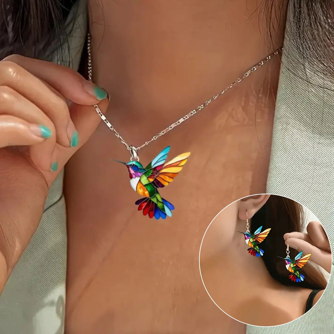 Damski naszyjnik koliber na dekolcie modelki. Elegancka biżuteria podkreślająca stylizację i szyk.