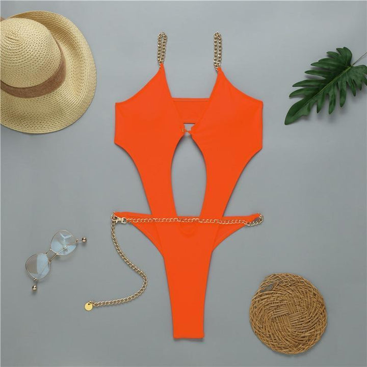 Stylowy strój kąpielowy monokini z głębokimi wycięciami i eleganckimi łańcuszkami. Podkreśla sylwetkę.