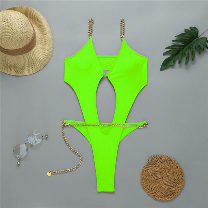 Monokini damskie, jednoczęściowy strój kąpielowy z zmysłowymi wycięciami i lśniącymi łańcuszkami. Na wakacje.