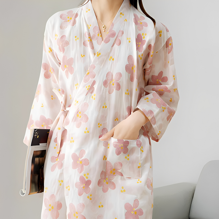Elegancki damski szlafrok kimono w kwiaty, idealny do relaksu w domu. Wygodna odzież domowa.