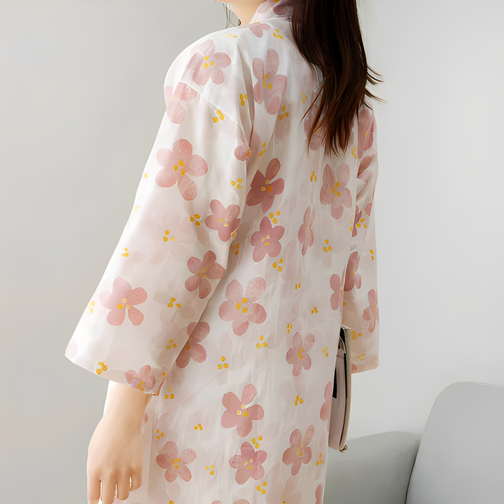 Wygodny różowy szlafrok damski typu kimono z kwiecistym wzorem, doskonały na leniwe poranki.