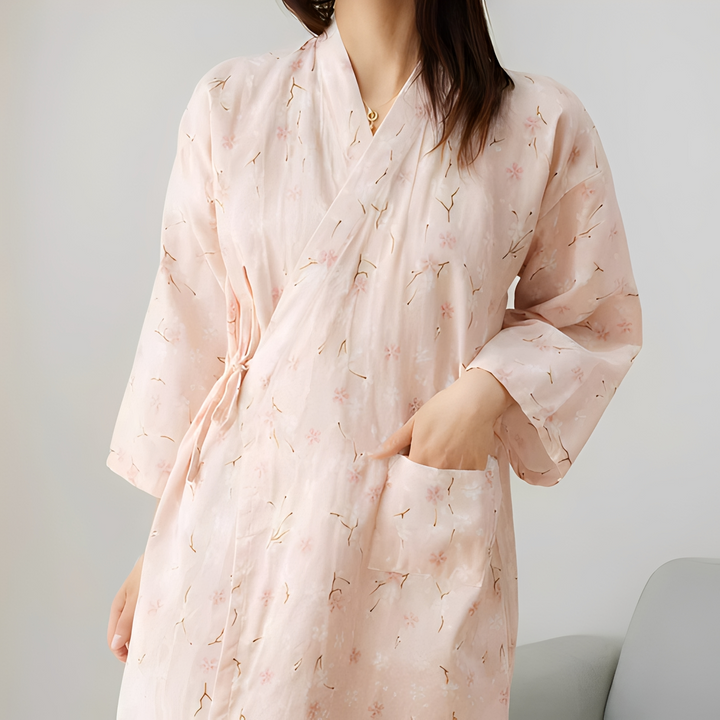 Delikatny damski szlafrok kimono z pięknym kwiecistym wzorem. Detal wiązania w talii.