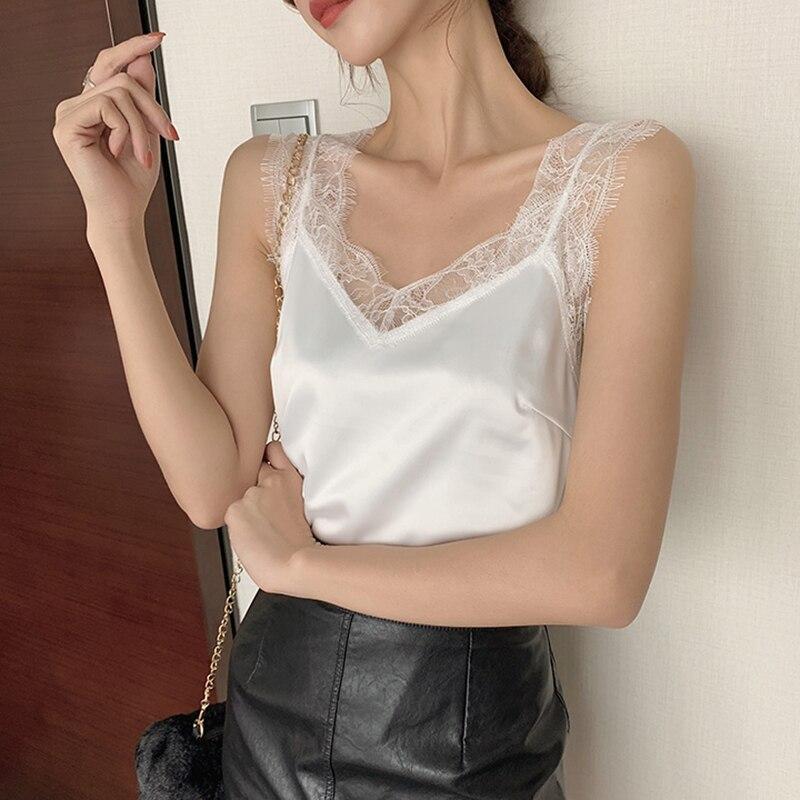 Biały lub czarny tank top damski z koronkowym dekoltem V-neck. Casualowa elegancja, idealna bluzka na letnie wyjścia.
