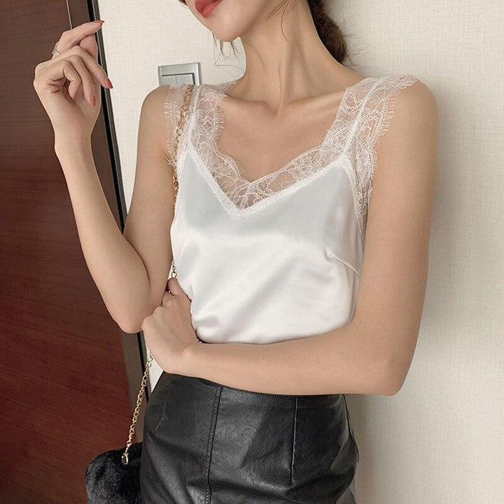 Biały lub czarny tank top damski z koronkowym dekoltem V-neck. Casualowa elegancja, idealna bluzka na letnie wyjścia.