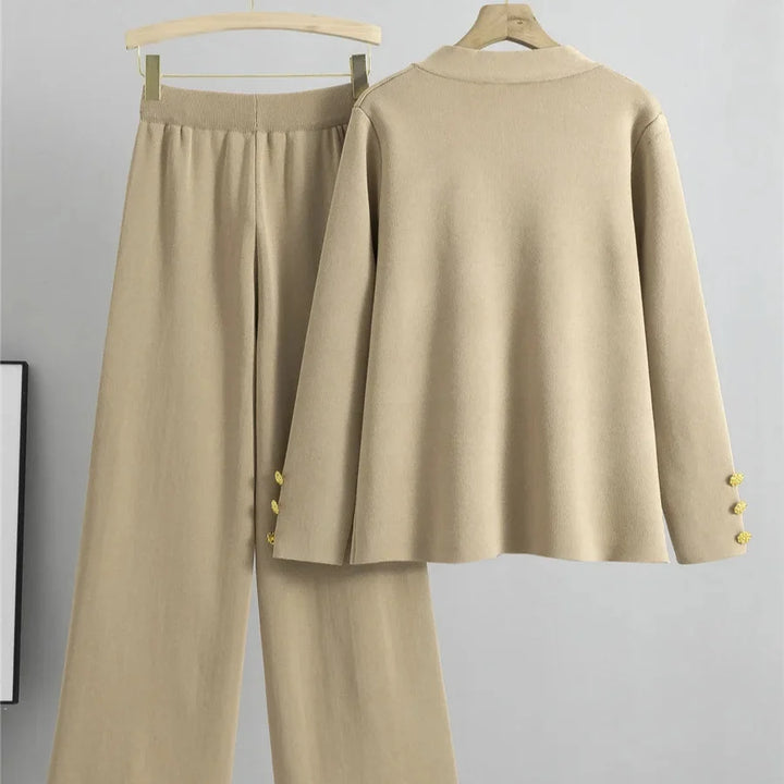 Wygodny damski komplet dzianinowy z luźnymi spodniami wide leg i bluzką z krótkim rękawem. Stylowy casualowy zestaw.