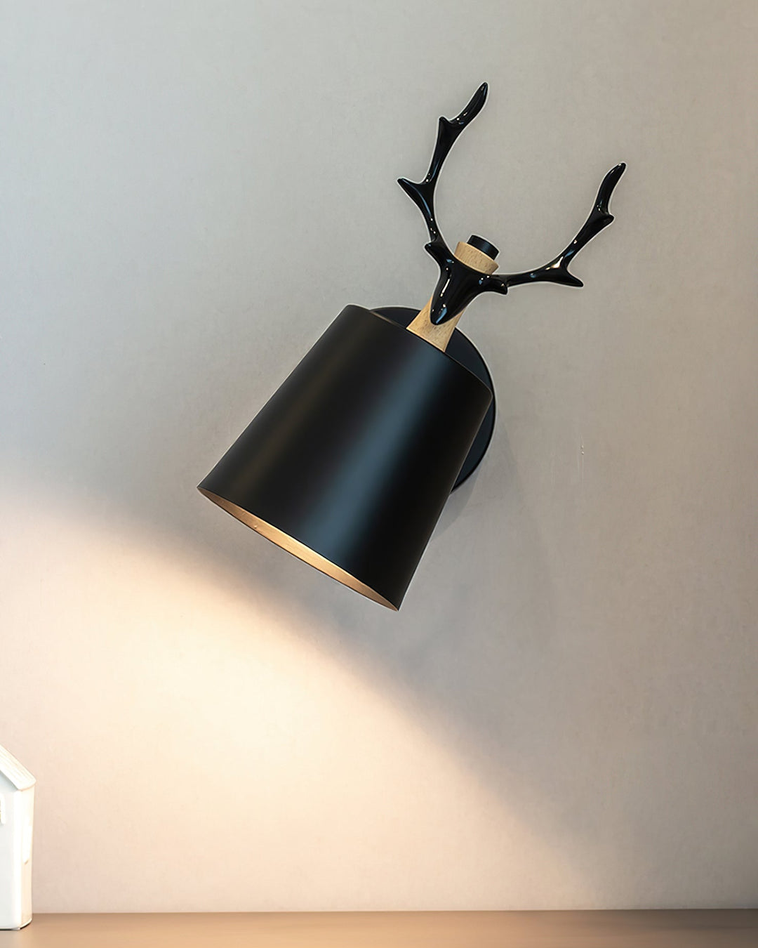 Kinkiet ścienny Antler z czarnym kloszem. Dekoracja i oświetlenie do salonu. Nowoczesny design.