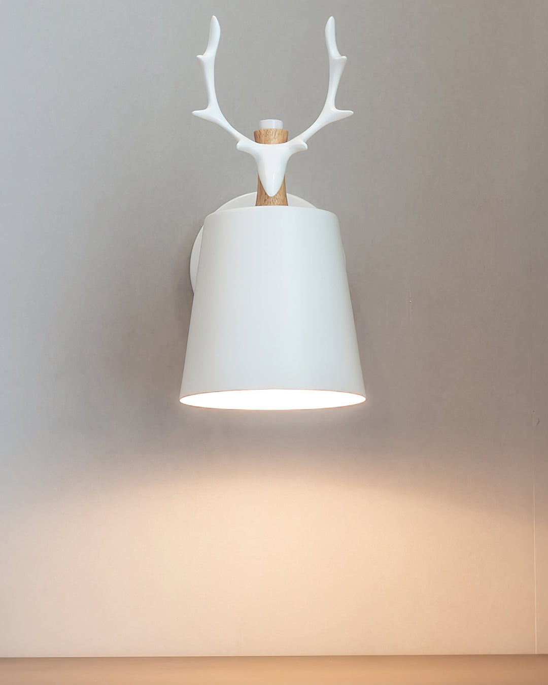 Elegancka lampa ścienna Antler, styl skandynawski. Drewniany kinkiet, nowoczesne oświetlenie sypialni.