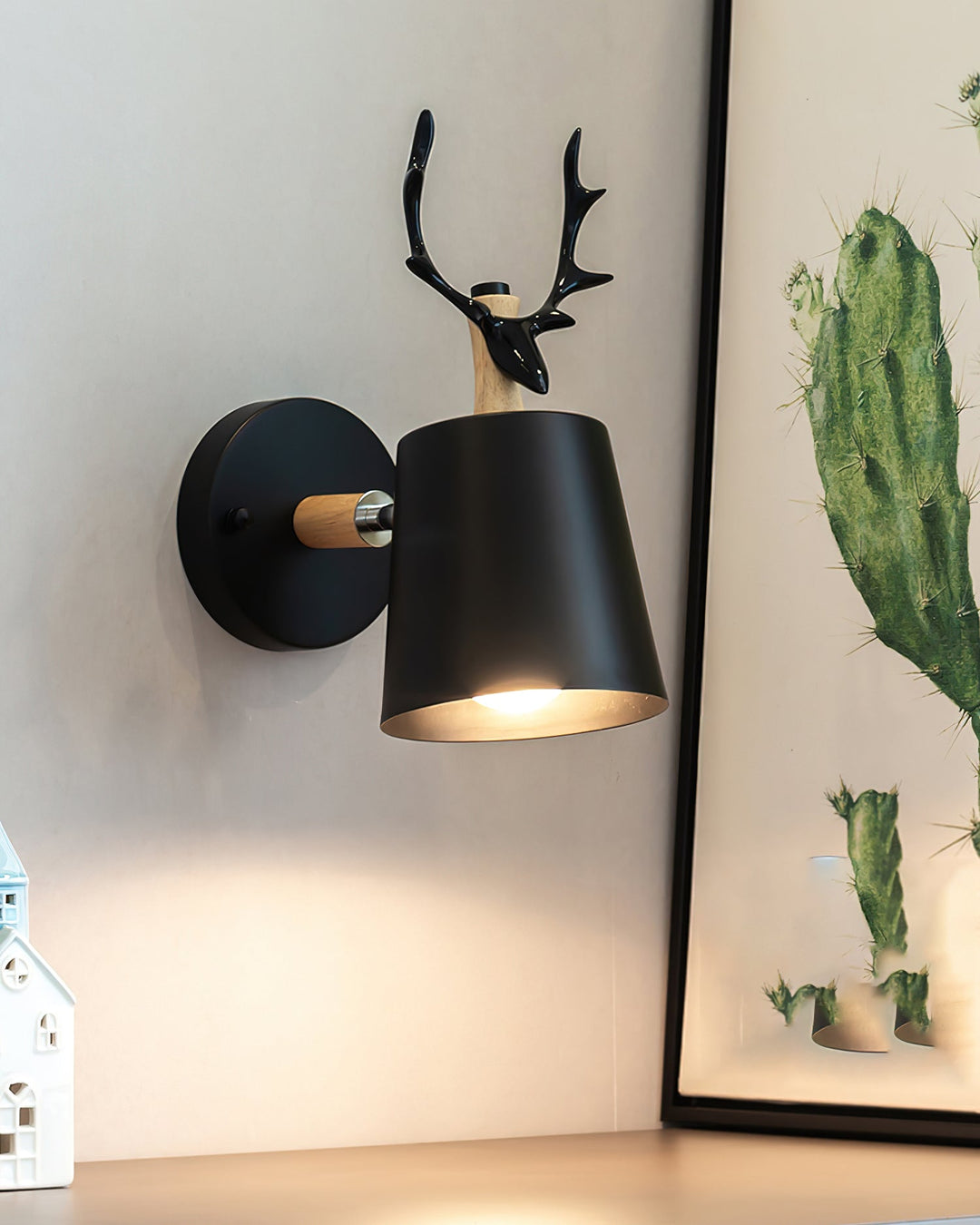Designerski kinkiet Antler, czarny. Minimalistyczne oświetlenie wnętrz, lampa ścienna do sypialni.