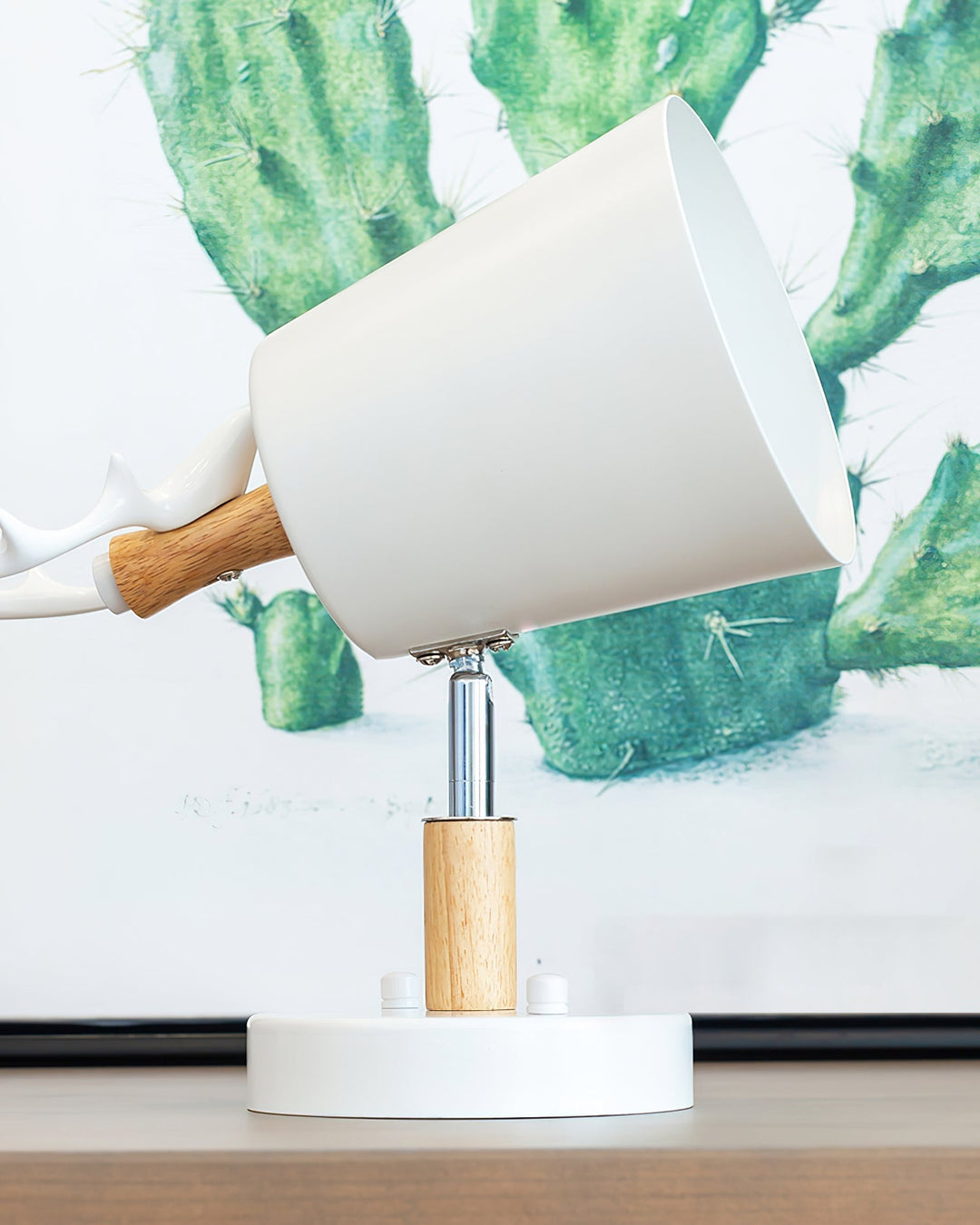 Nowoczesny kinkiet ścienny Antler z elementem poroża. Drewniany, designerska lampa do wnętrz.