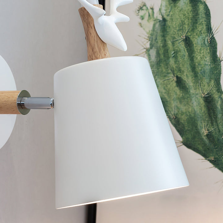 Kinkiet ścienny Antler. Drewno, styl skandynawski. Designerska lampa do wnętrz, nowoczesna dekoracja.