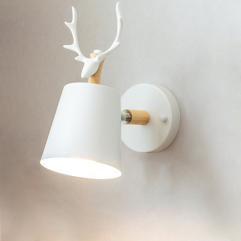 Unikatowy kinkiet Antler, lampa ścienna. Nowoczesne oświetlenie, dekoracja wnętrz, design z porożem.