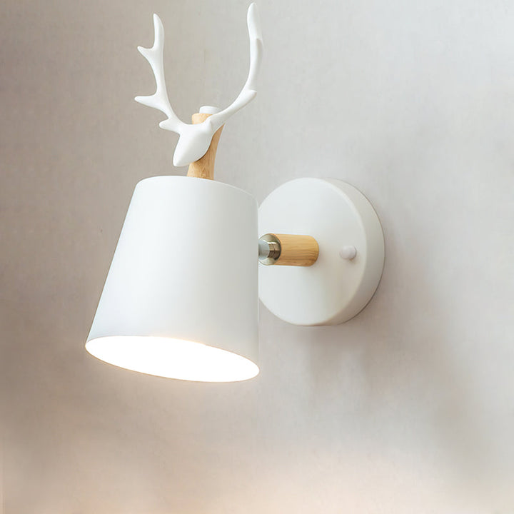 Unikatowy kinkiet Antler, lampa ścienna. Nowoczesne oświetlenie, dekoracja wnętrz, design z porożem.