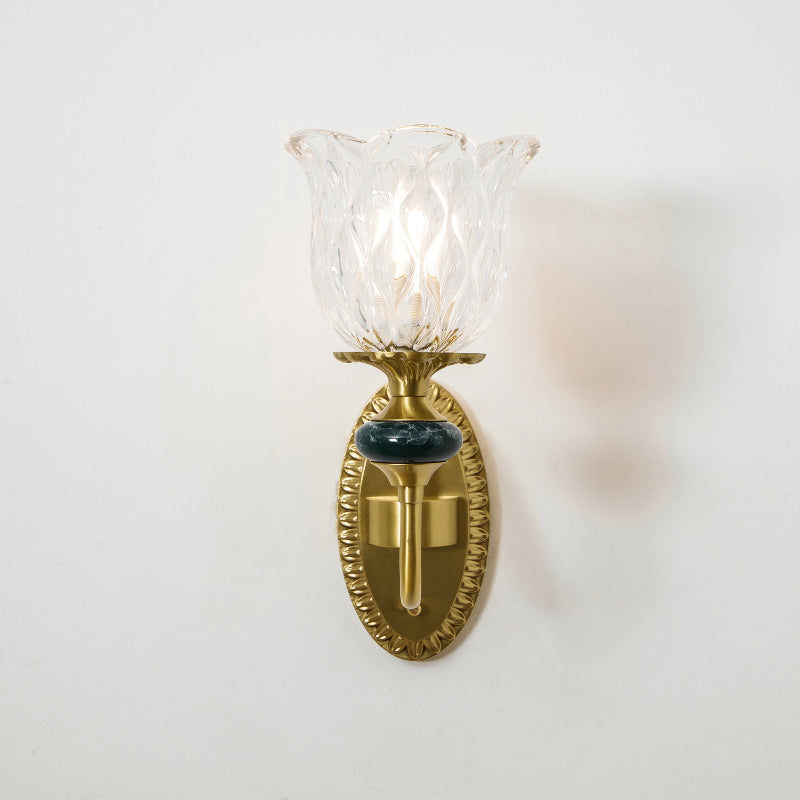 Lampa ścienna Dieppe. Mosiądz i ceramika, klasyczna elegancja.