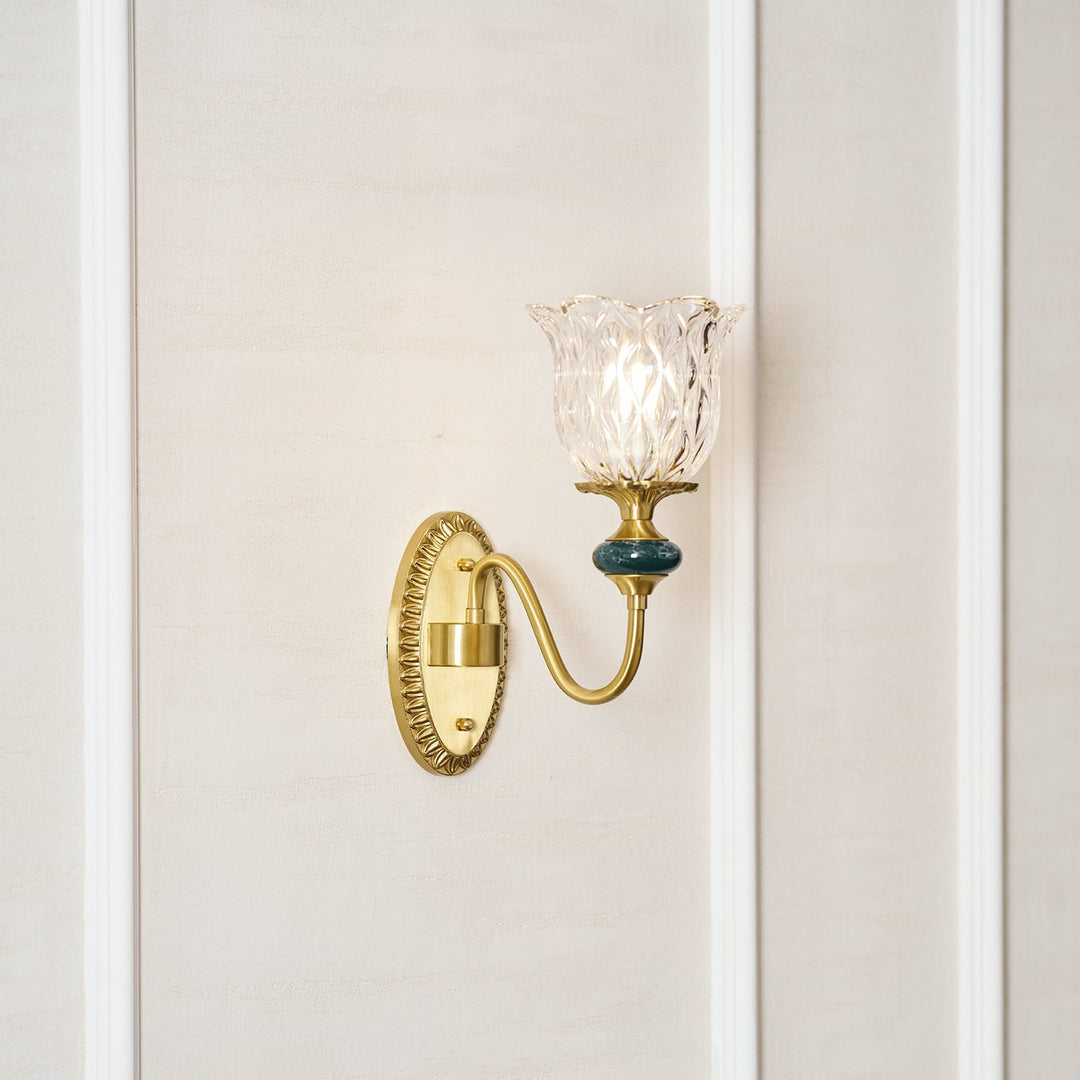 Lampa ścienna Dieppe z wyłączonym światłem. Klasyczny design.