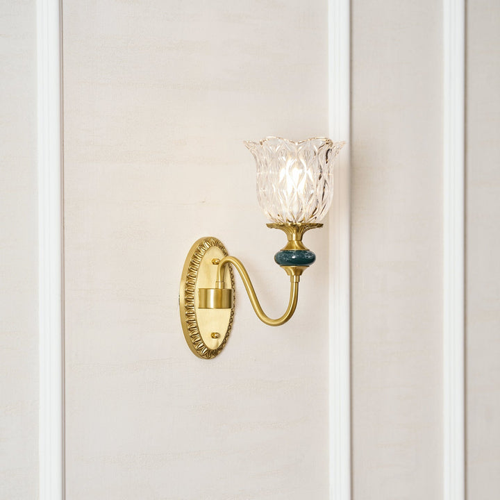 Lampa ścienna Dieppe z wyłączonym światłem. Klasyczny design.