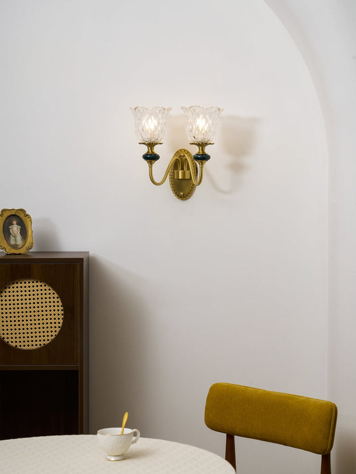 Ręcznie wykonany mosiężny kinkiet Dieppe z ceramiką.