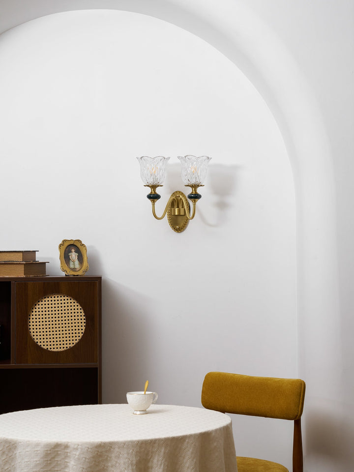 Lampa ścienna Dieppe, mosiądz i ceramika. Ponadczasowy design.