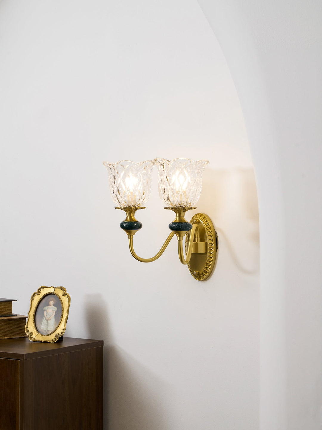 Elegancka lampa ścienna Dieppe. Mosiądz i biała ceramika.