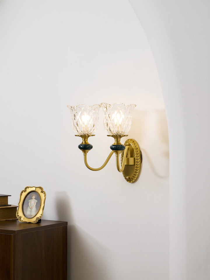 Elegancka lampa ścienna Dieppe. Mosiądz i biała ceramika.