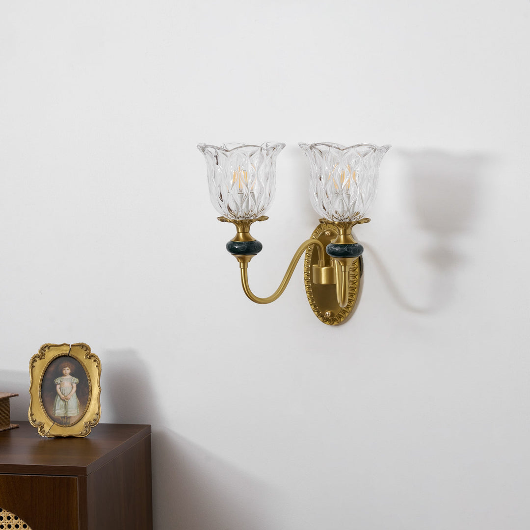 Elegancki mosiężny kinkiet Dieppe. Ceramiczne elementy zdobnicze.