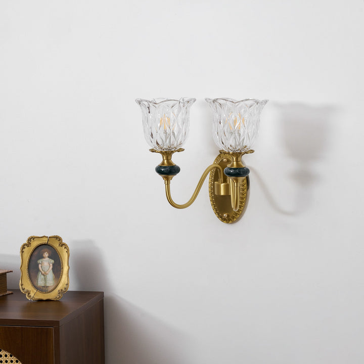 Elegancki mosiężny kinkiet Dieppe. Ceramiczne elementy zdobnicze.