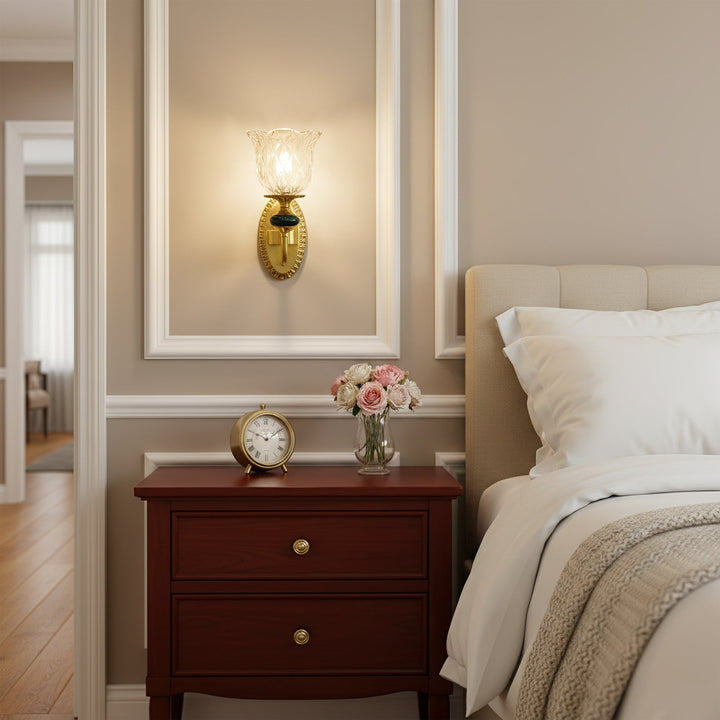 Lampa ścienna Dieppe transitional. Elegancki mosiądz i biała ceramika.